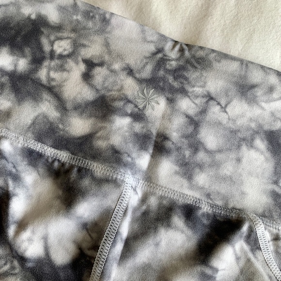 Athleta Tie Dye Salutation 7/8 Tight in Powervita - Picture 5 of 6